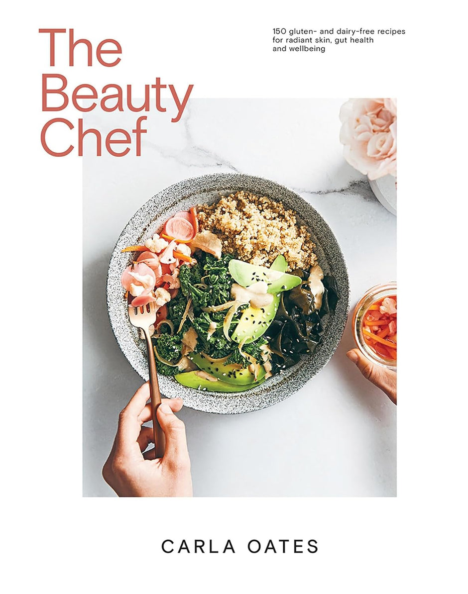 Book cover of 'The Beauty Chef' by Carla Oates with a bowl of salad and a hand holding a spoon.