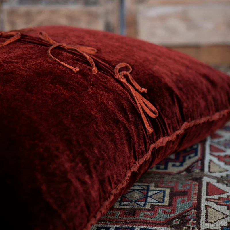 Carmen Throw Pillow - Maaribu