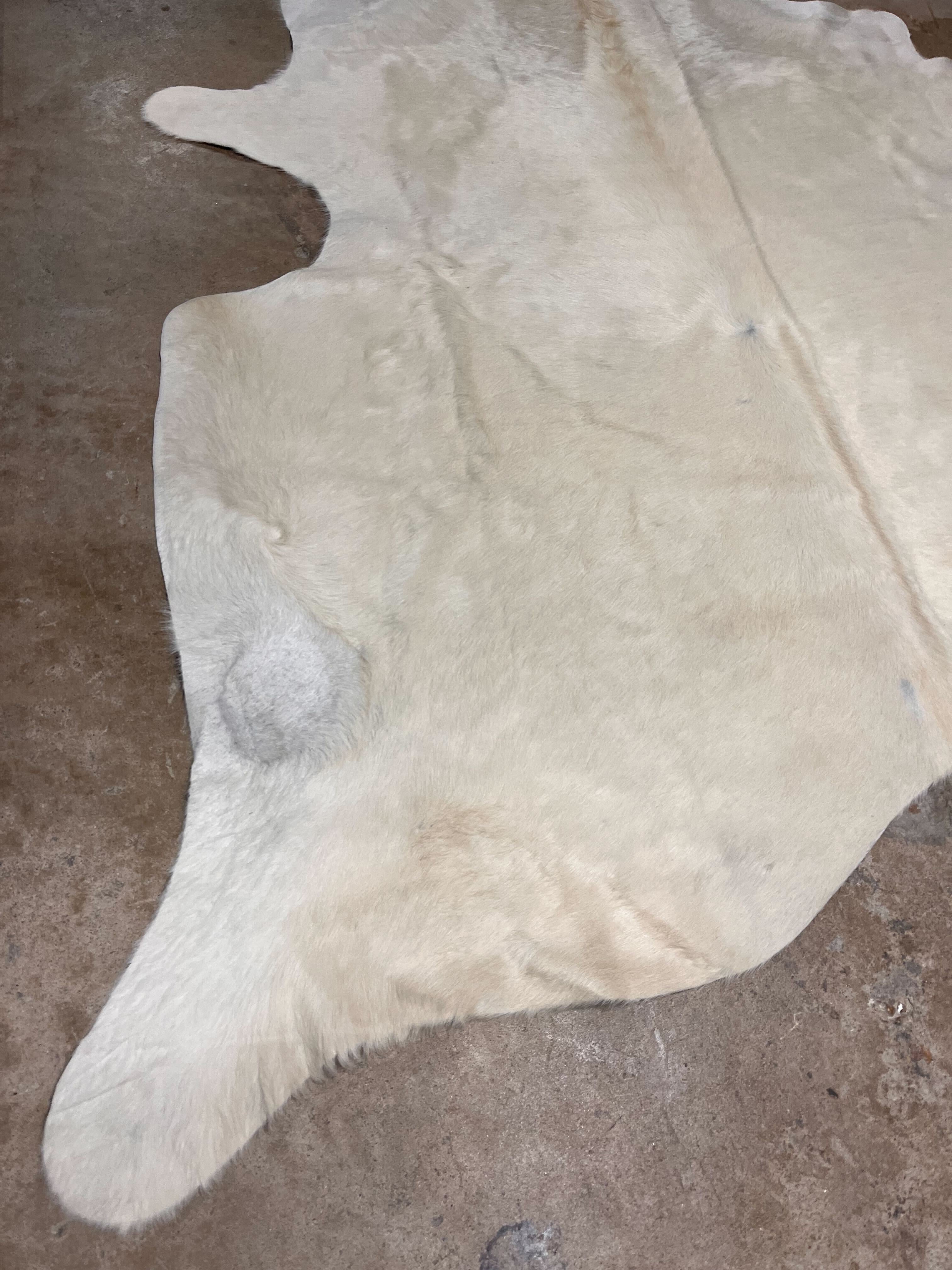 Large Cowhide Rug Off-White 5'x6' - Maaribu