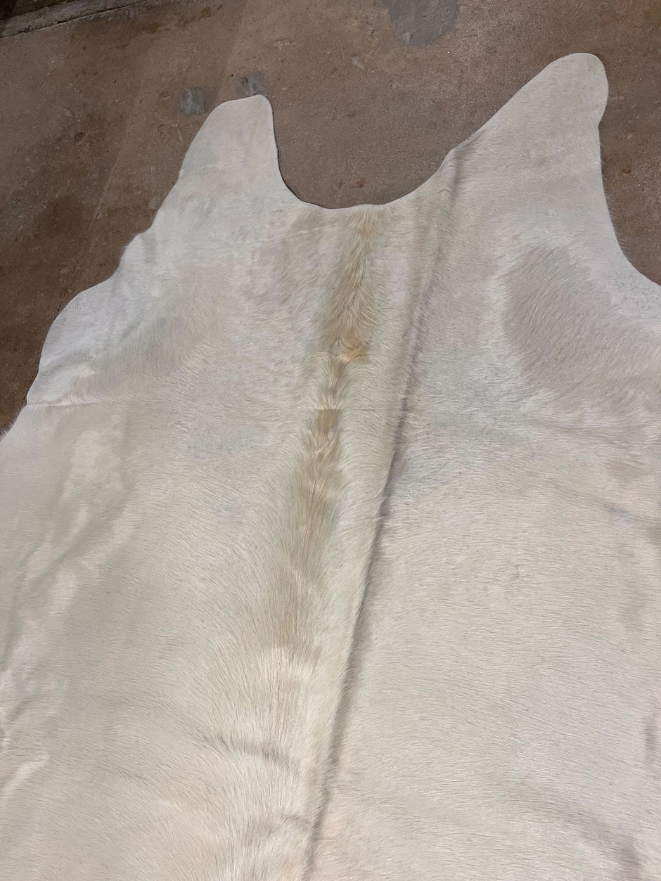 Large Cowhide Rug Off-White 5'x6' - Maaribu