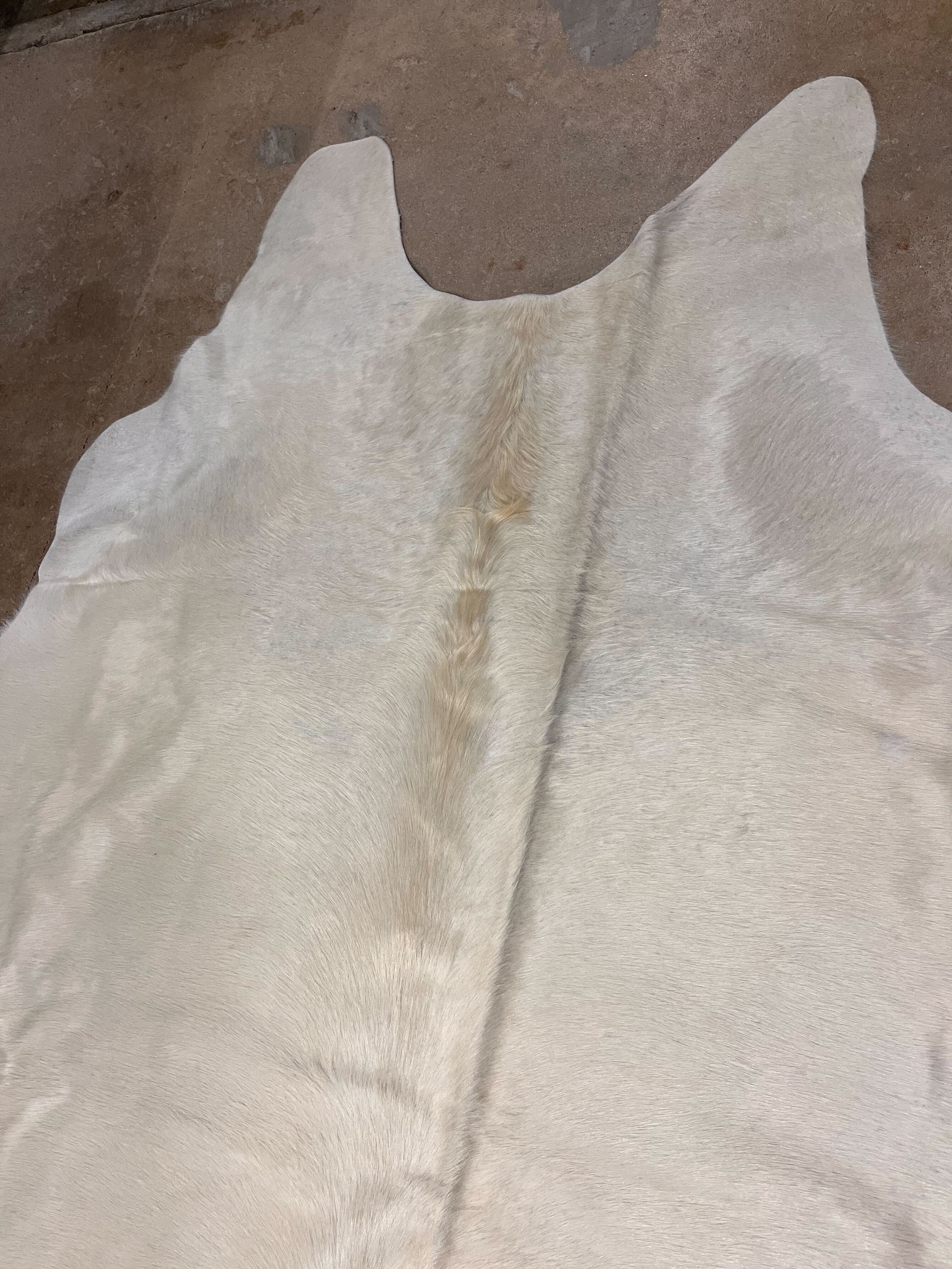 Large Cowhide Rug Off-White 5'x6' - Maaribu