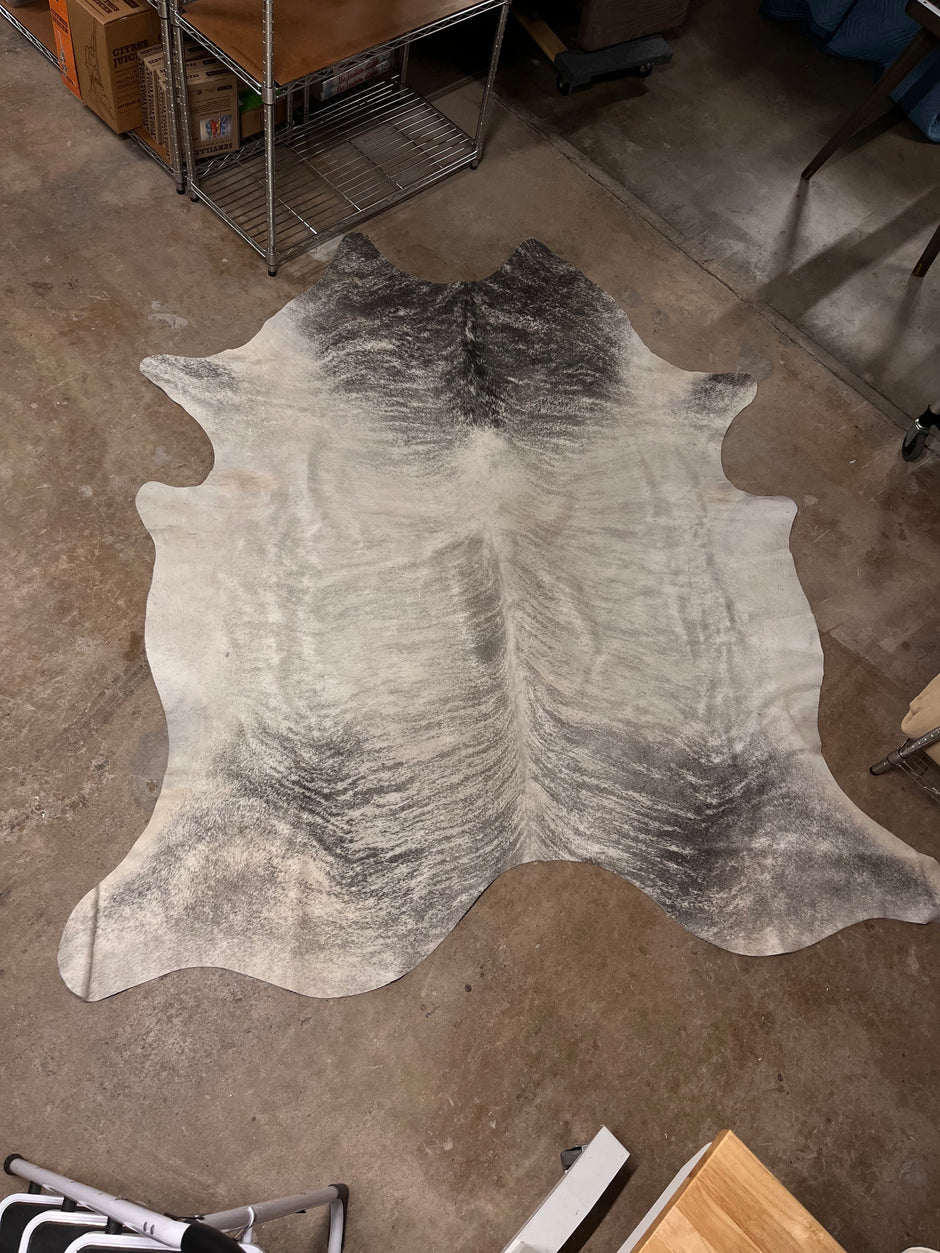 XL Cowhide Rug White w/ Gray 6'x7' - Maaribu