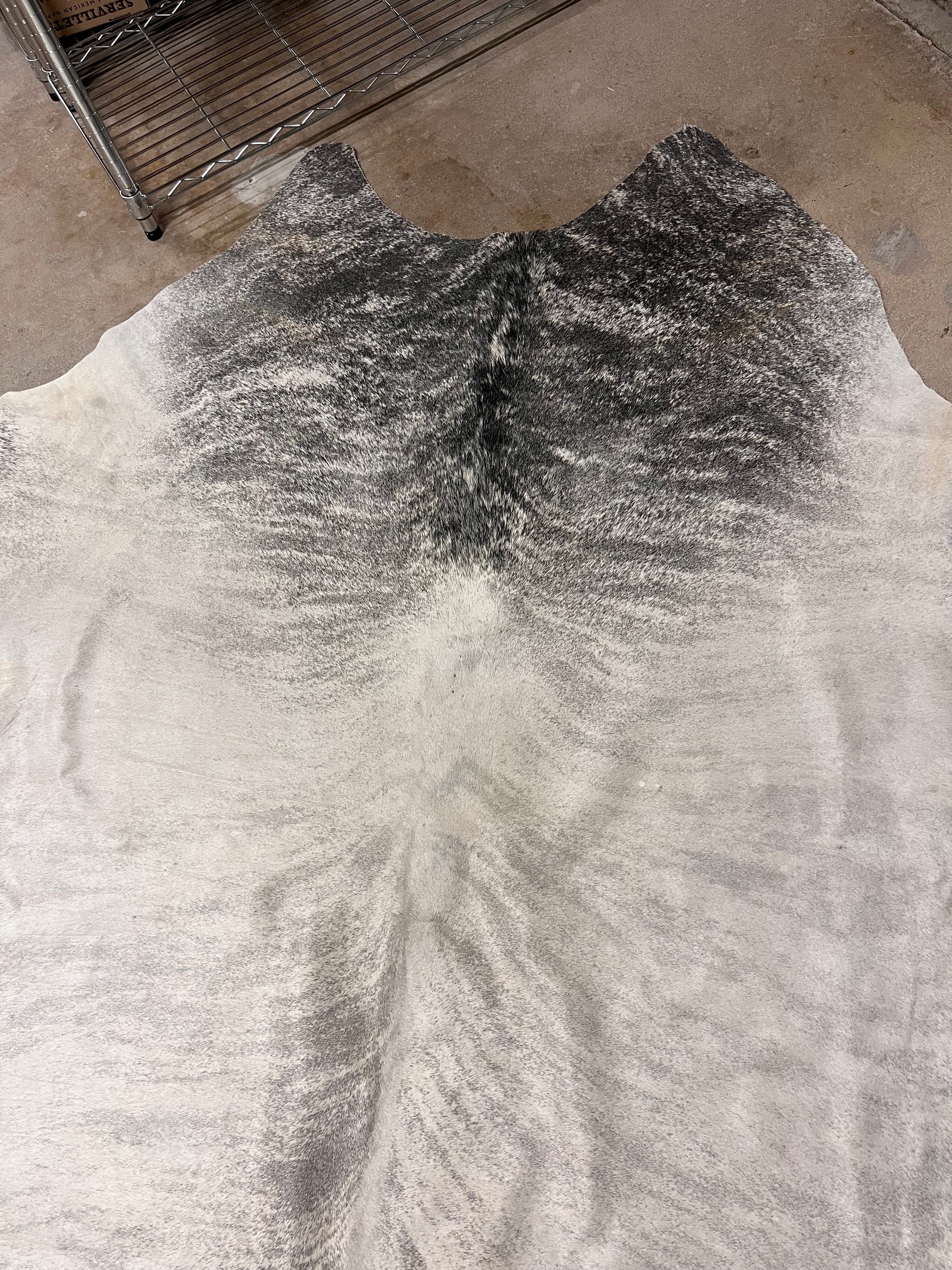 XL Cowhide Rug White w/ Gray 6'x7' - Maaribu