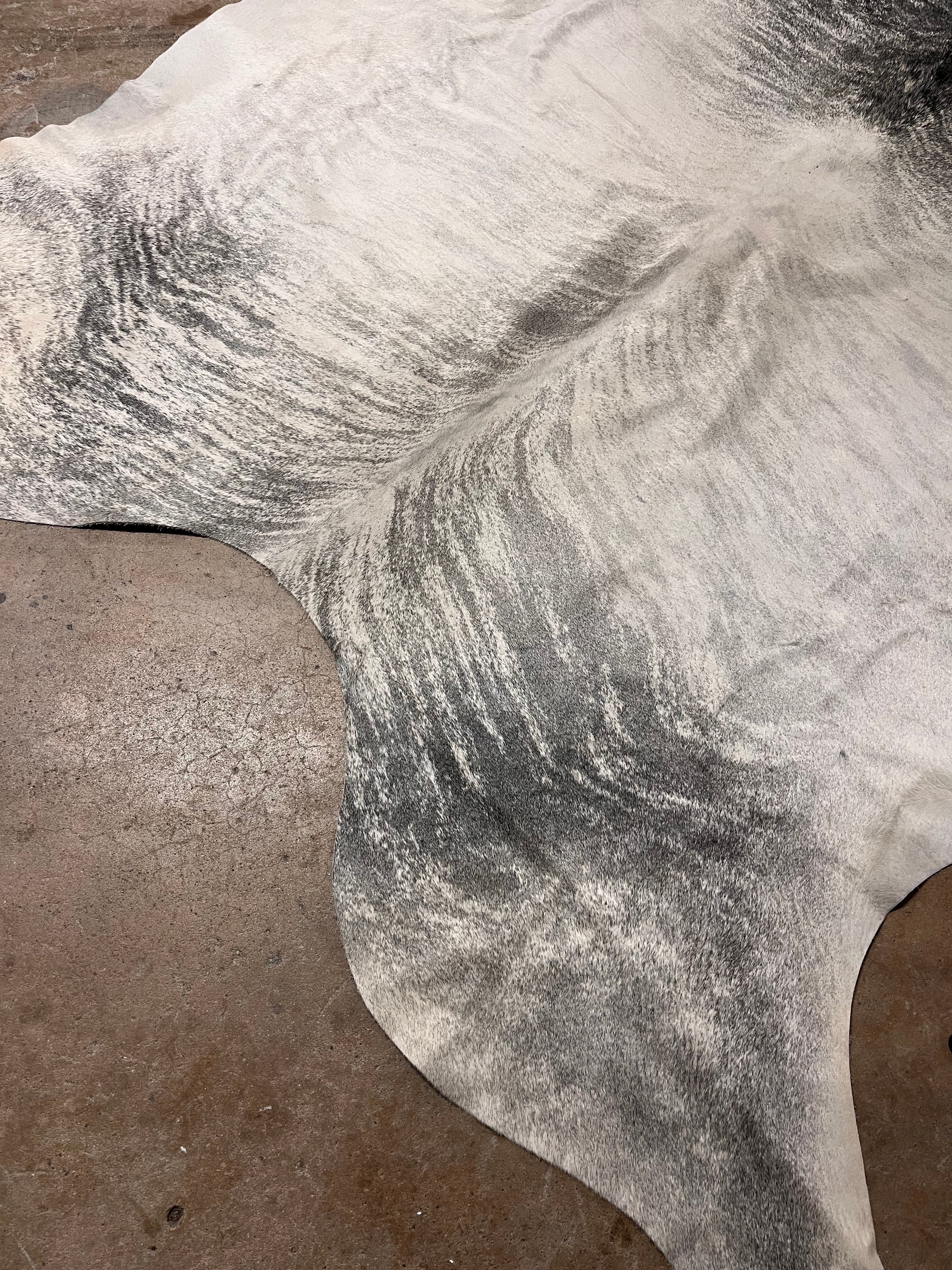 XL Cowhide Rug White w/ Gray 6'x7' - Maaribu