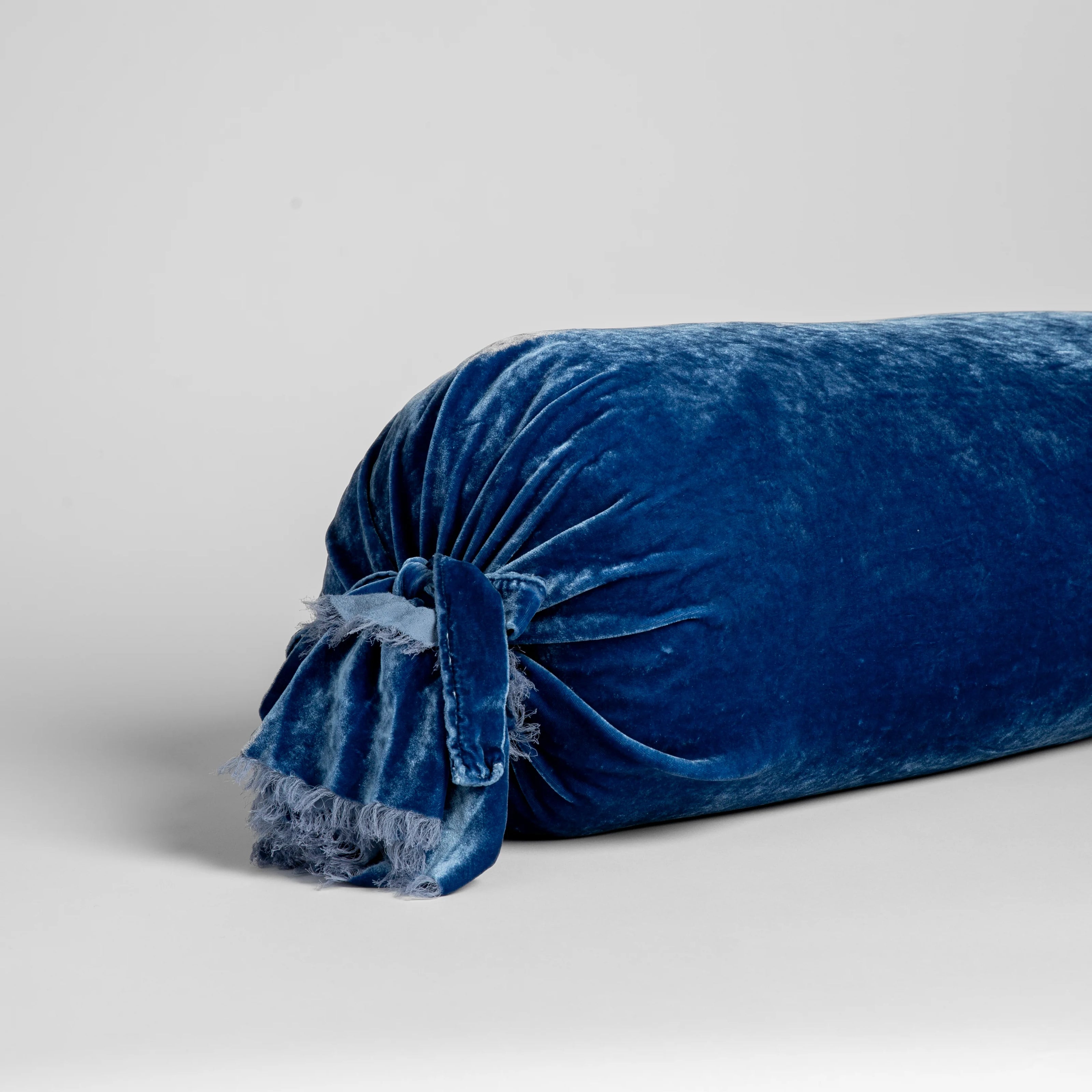 Loulah Throw Pillow - Maaribu