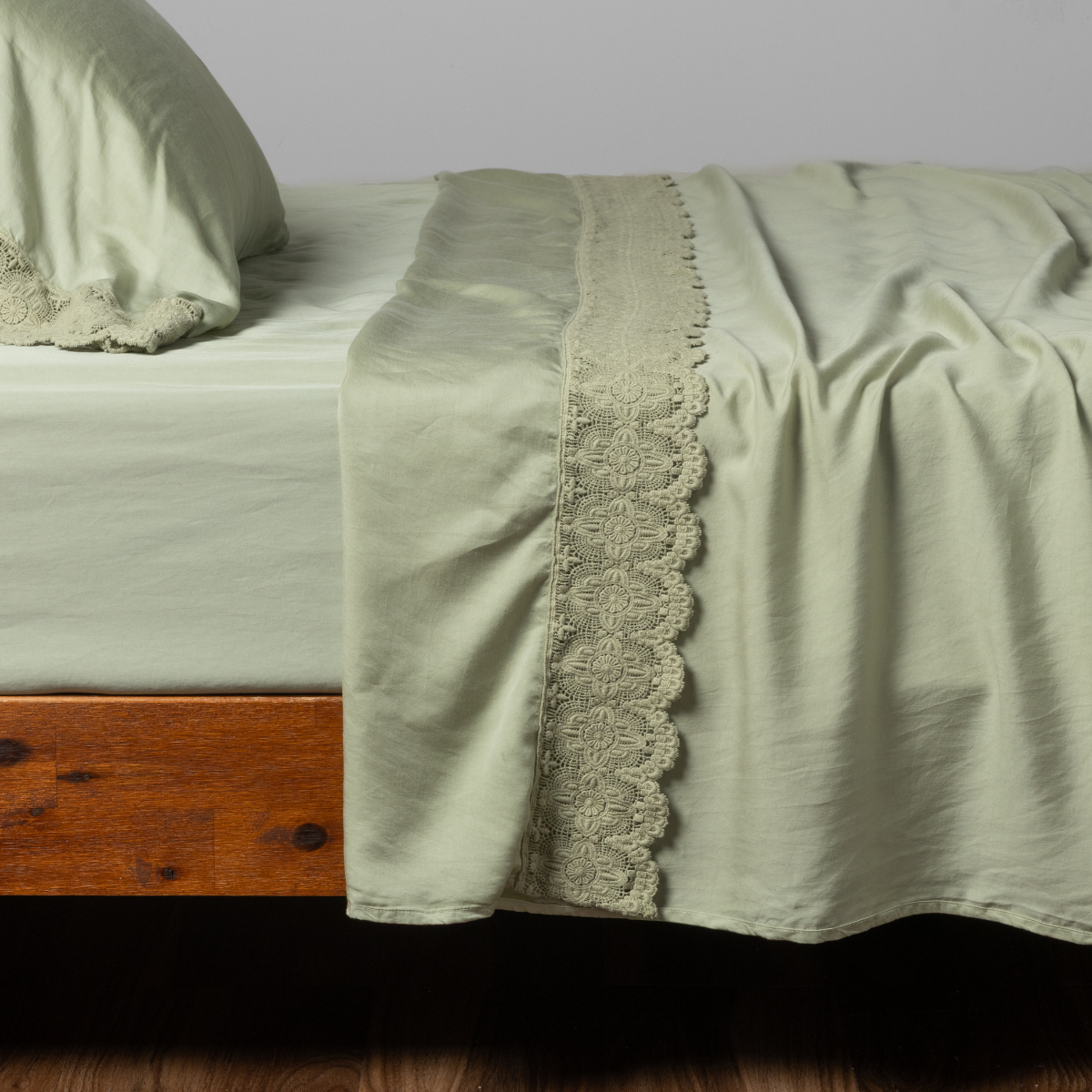 Madera Luxe Flat Sheet Donella Lace Edge
