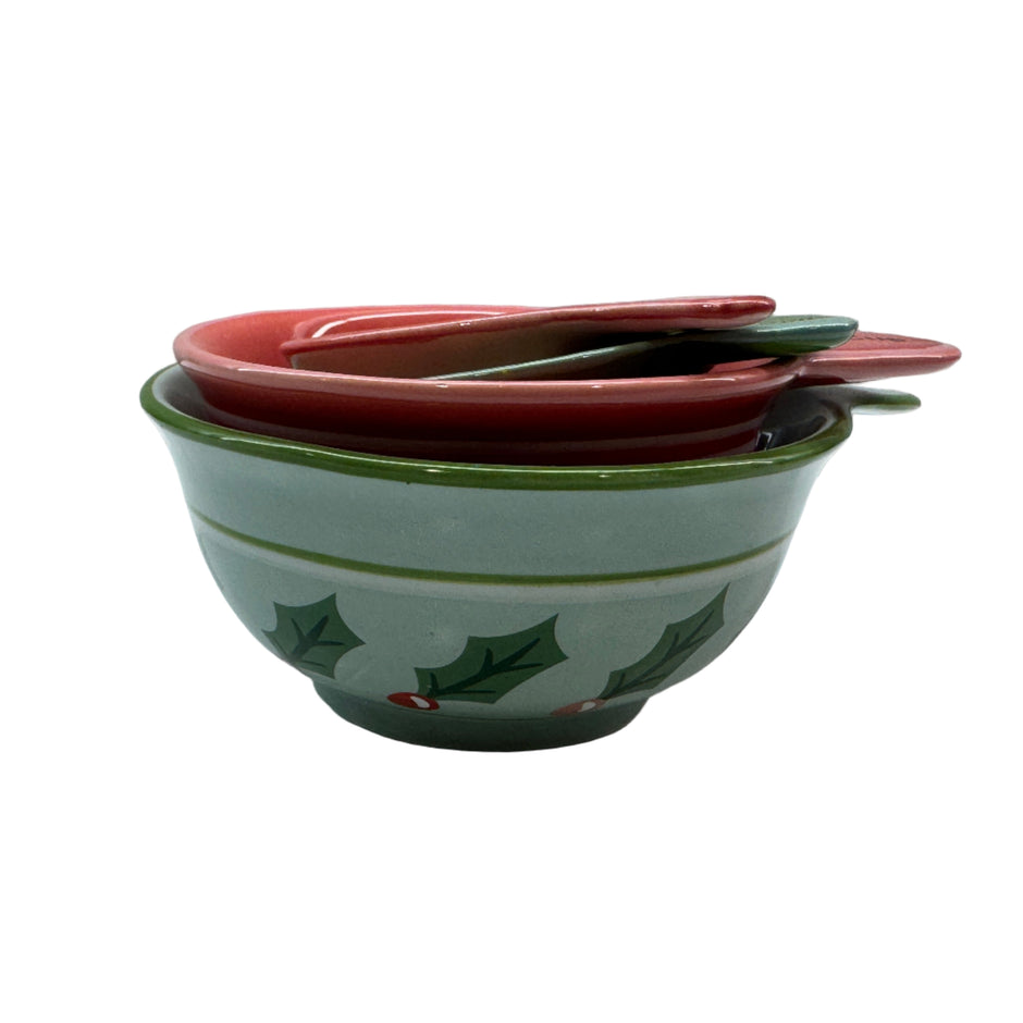 4 nesting holiday measuring cups.