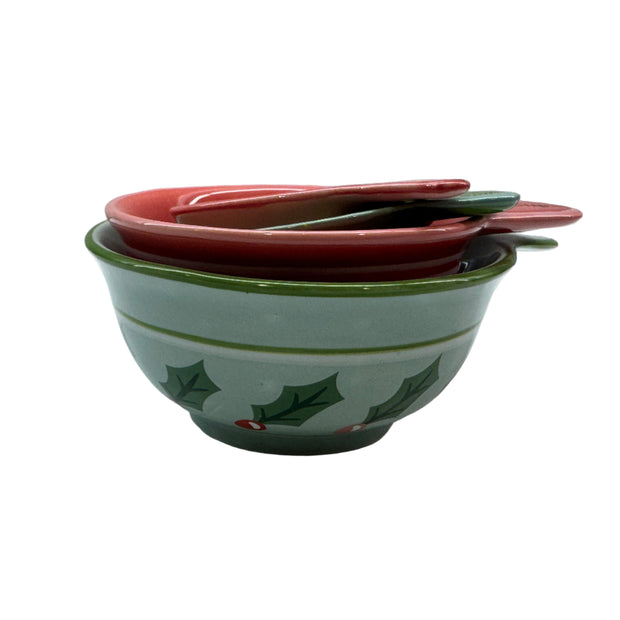 4 nesting holiday measuring cups.