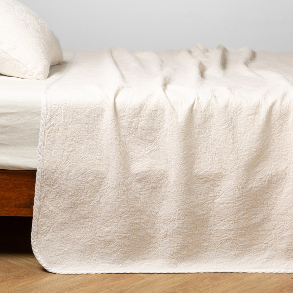 Bella Notte Georgia bedspread in autumn colors, luxurious king-sized bedspread with intricate patterns and soft fabric.