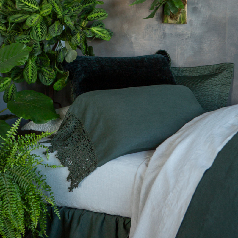 King-size linen pillowcase by Bella Notte with elegant Frida lace trim, showcasing soft fabric and intricate lace detail.