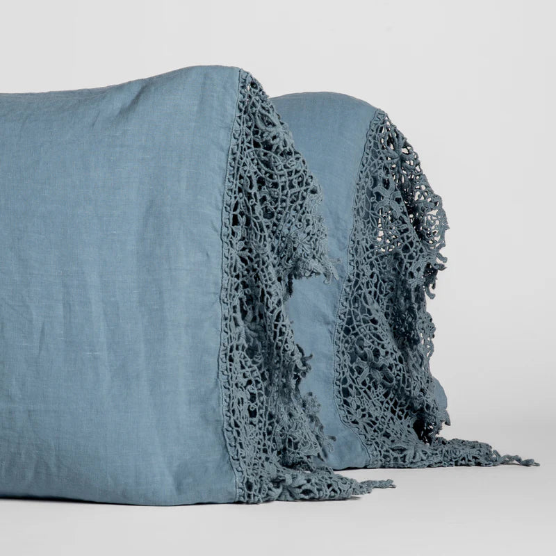 King-sized linen pillowcase by Bella Notte with elegant Frida lace detail, featuring soft, textured fabric and intricate lace trim.