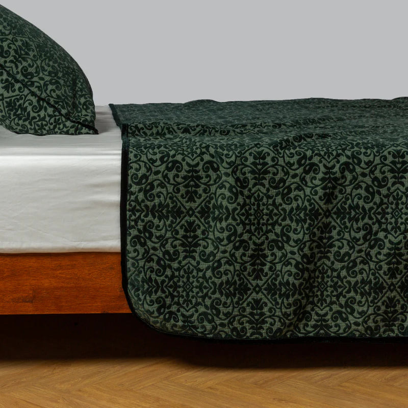 Bella Notte Vienna coverlet in autumn colors, soft woven fabric, king size bedding with intricate pattern and cozy texture