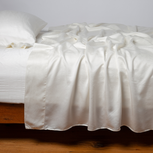White Bella Notte Seraphina flat sheet designed as a duvet cover, featuring soft fabric and elegant stitching for a luxurious look.