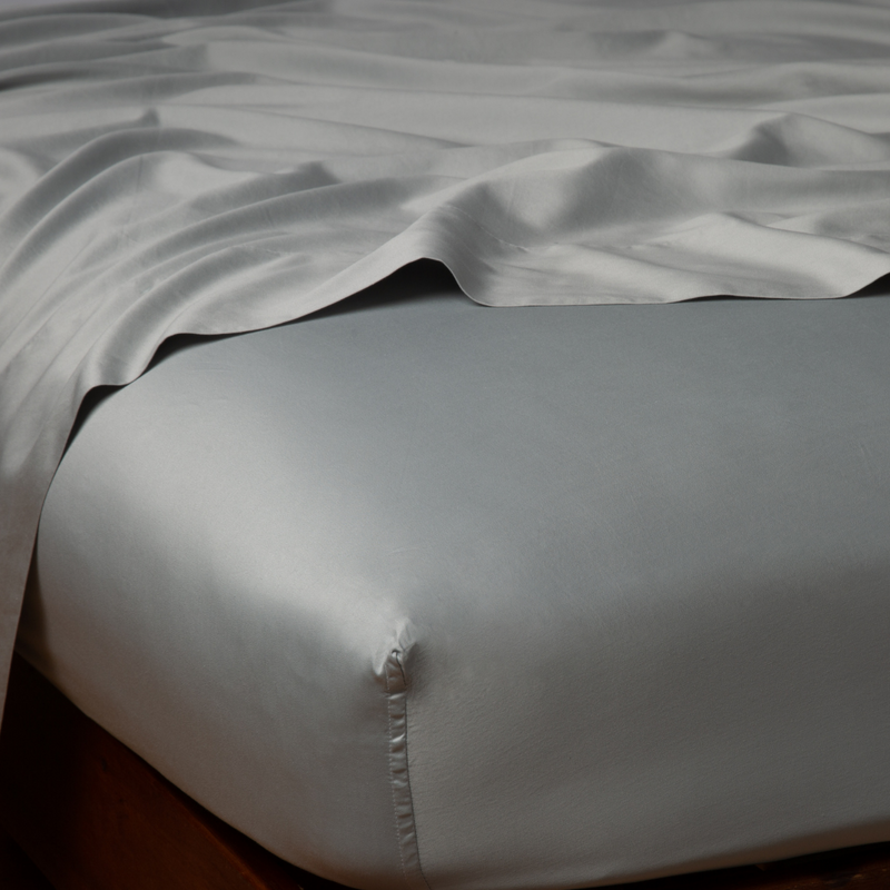Bella Notte Bria fitted sheet in Cenote color, California King size, showcasing soft fabric and tailored fit.