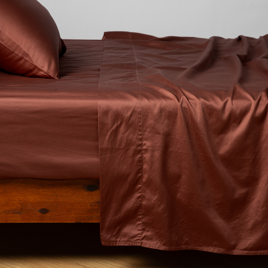Bella Notte Bria flat sheet in autumn colors, featuring soft fabric and elegant design for a cozy bed setting.