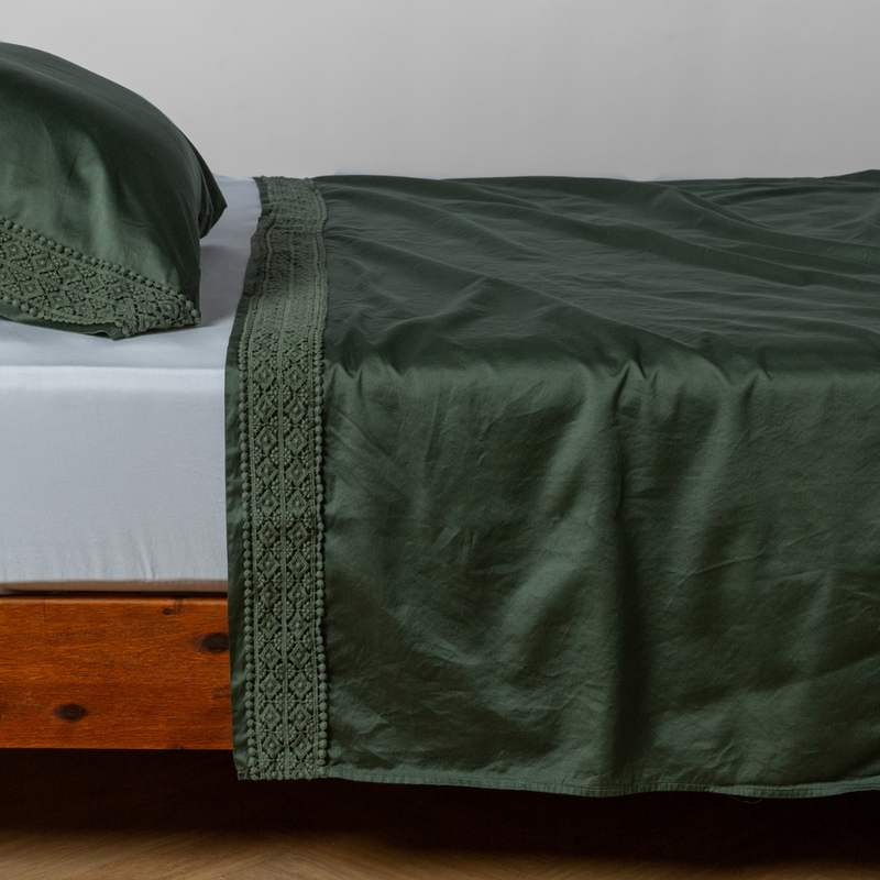 Bella Notte Bria flat sheet with Novola lace in Cenote king size, showing soft fabric and elegant lace detailing.