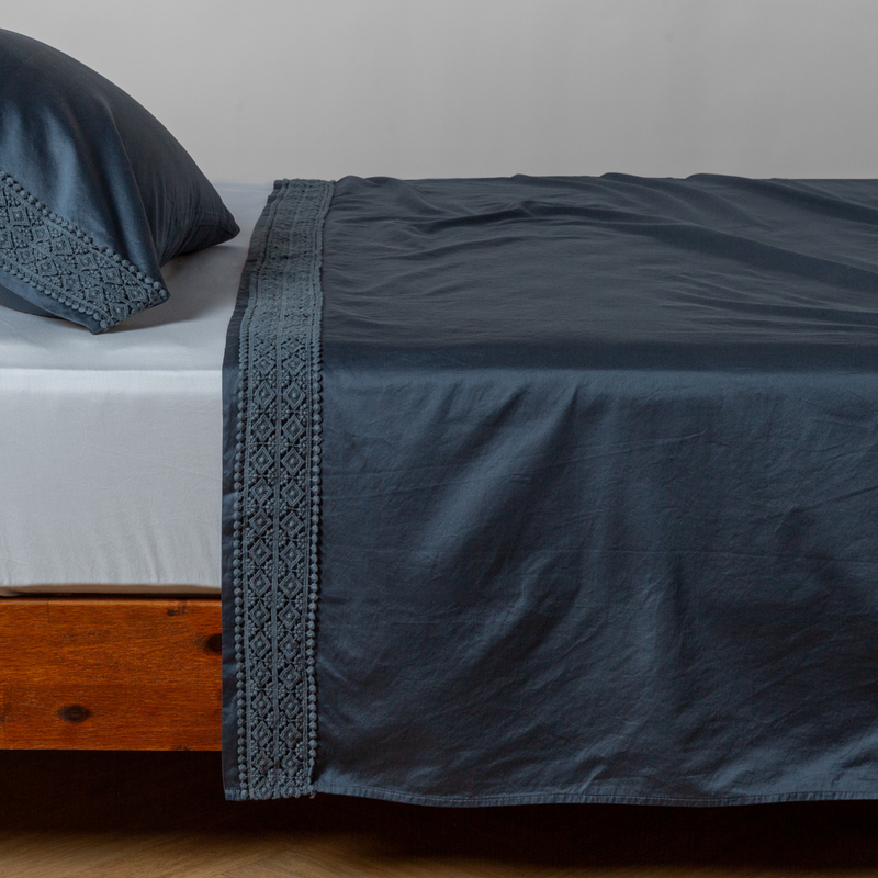 King-sized Bella Notte Bria flat sheet with Novola lace, featuring elegant fabric and delicate lace detailing.
