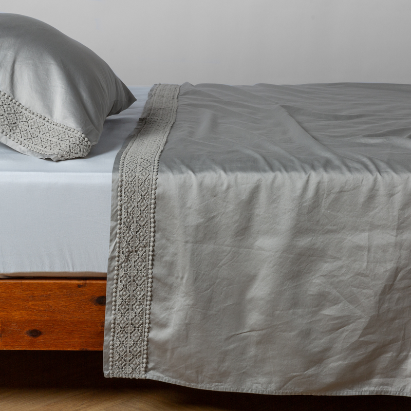 King Bella Notte Bria flat sheet with Novola lace featuring soft, luxurious fabric and intricate lace detailing on the edges.