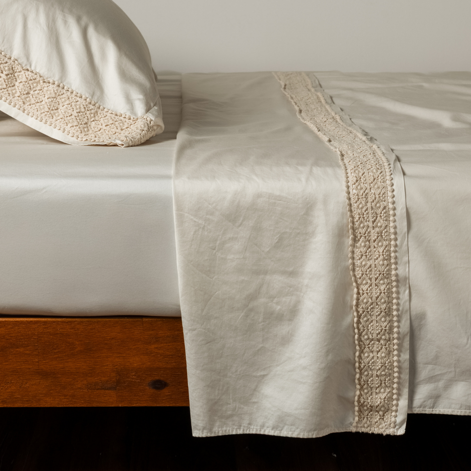Bella Notte Bria flat sheet with Novola lace in natural color, showcasing soft fabric and intricate lace detailing.