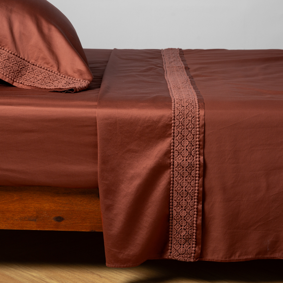 Bella Notte Bria flat sheet with Novola lace in autumn colors, featuring soft fabric and elegant lace details.