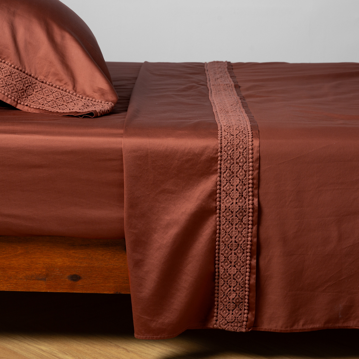 Bella Notte Bria flat sheet with Novola lace in autumn colors, featuring soft fabric and elegant lace details.