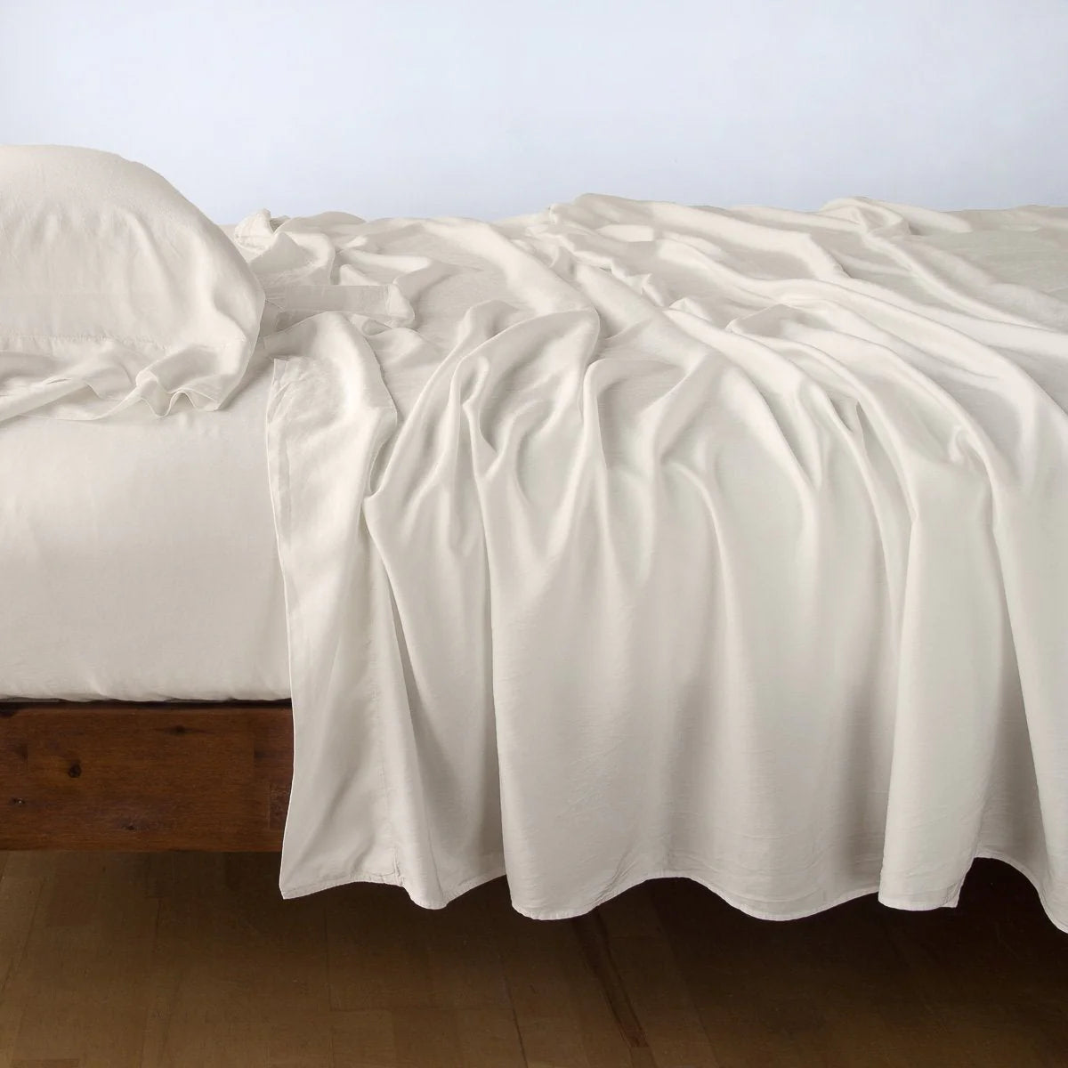 Bella Notte Madera Luxe flat sheet with cuff edge in cloud king size, showcasing soft, luxurious fabric and elegant design details.