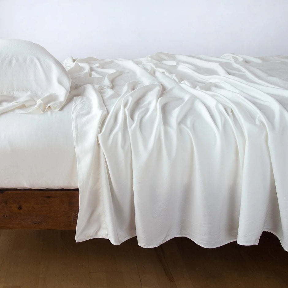 Bella Notte Madera Luxe flat sheet in cloud color with cuff edge design, king size, showcasing soft, luxurious bedding fabric.