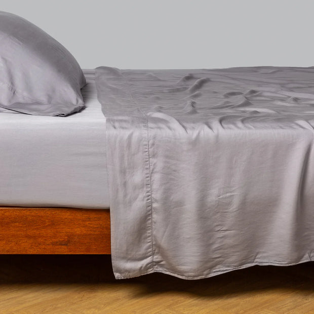 Bella Notte Madera Luxe flat sheet in cloud color with cuff edge detail, king size, showcasing soft, elegant bedding fabric.