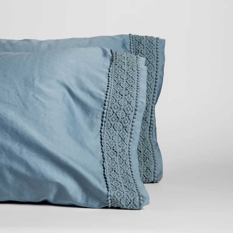 King-sized Bella Notte Bria pillowcase with Novola lace, featuring soft fabric and elegant detailing.