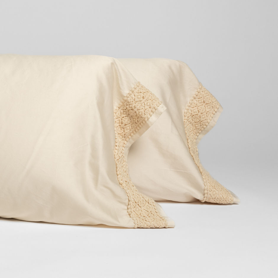 Bella Notte Bria pillowcase with delicate Novola lace in natural color, showcasing soft fabric and intricate lace detail.