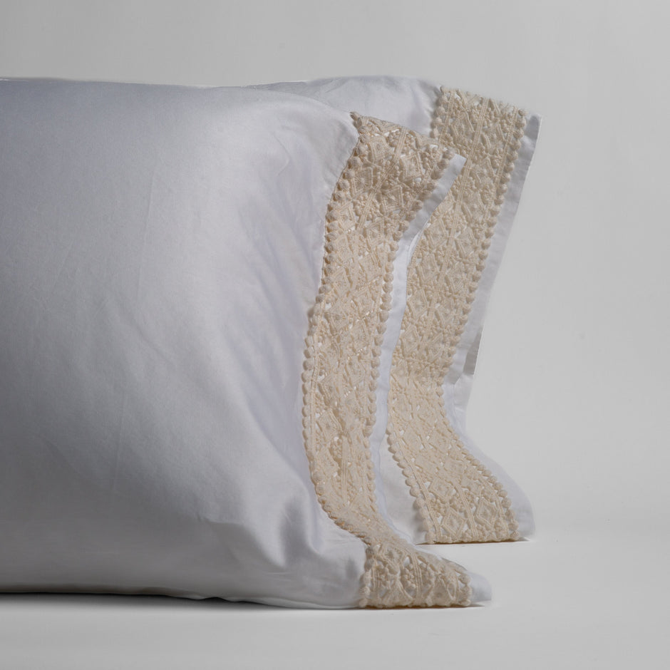 White Bella Notte Bria pillowcase with delicate Novola lace detailing, showcasing elegant, soft fabric and intricate lace accents.