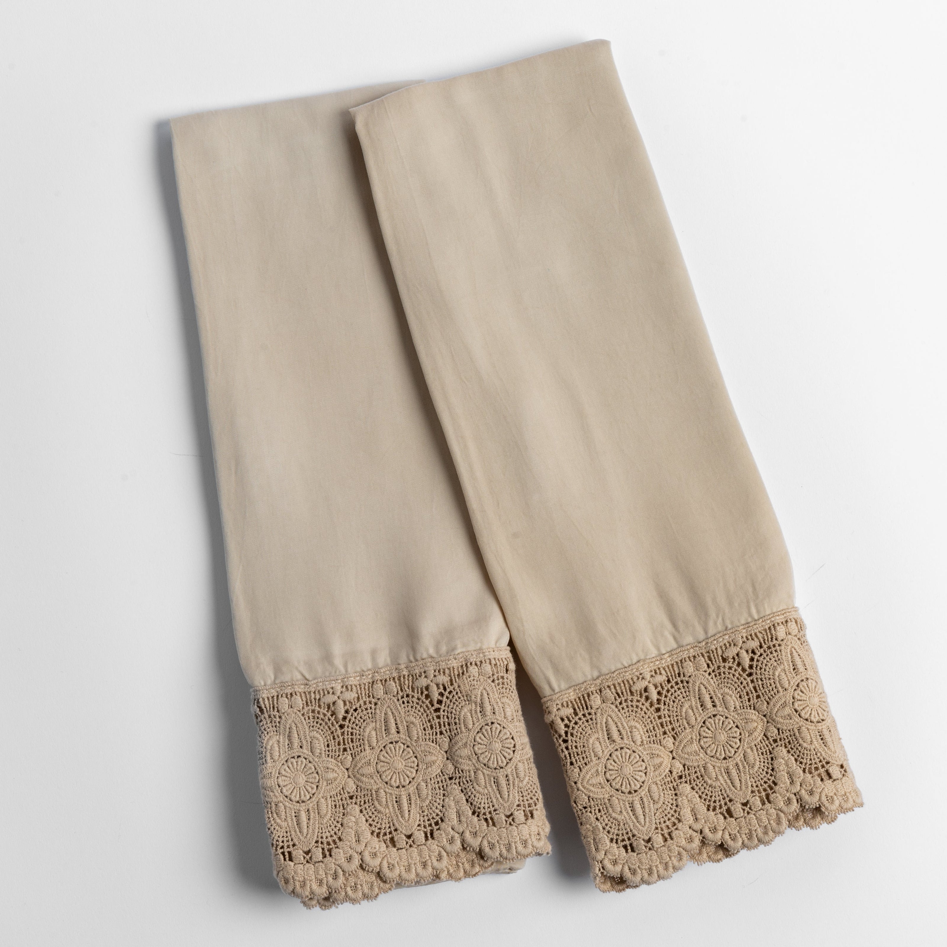 Bella Notte Madera Luxe Donella lace edge pillowcase with honeycomb fabric, showcasing elegant detailing and soft, luxurious texture.