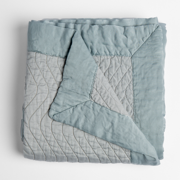 Bella Notte Cirillo throw blanket with autumn-colored fabric, showcasing soft texture and cozy design for home decor.