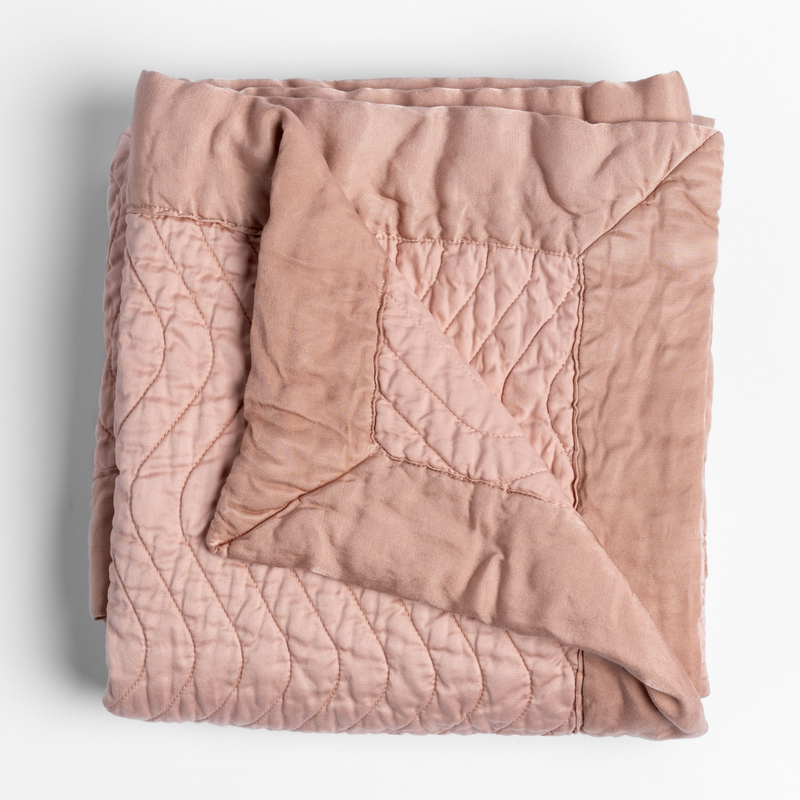 Bella Notte Cirillo throw blanket in plush fabric, featuring warm autumn colors and cozy texture for comfortable home decor.