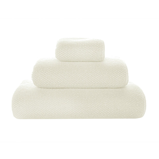 Graccioza Pearls bath towel in soft fog color, showing plush, textured fabric with elegant design for luxurious bathroom use
