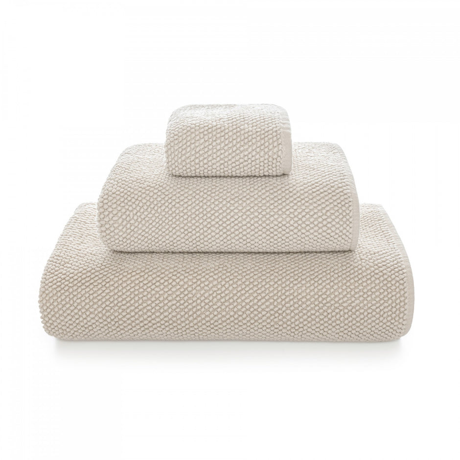 Graccioza Pearls bath towel with soft, plush fabric in a fog color, showcasing elegant texture and luxurious comfort.