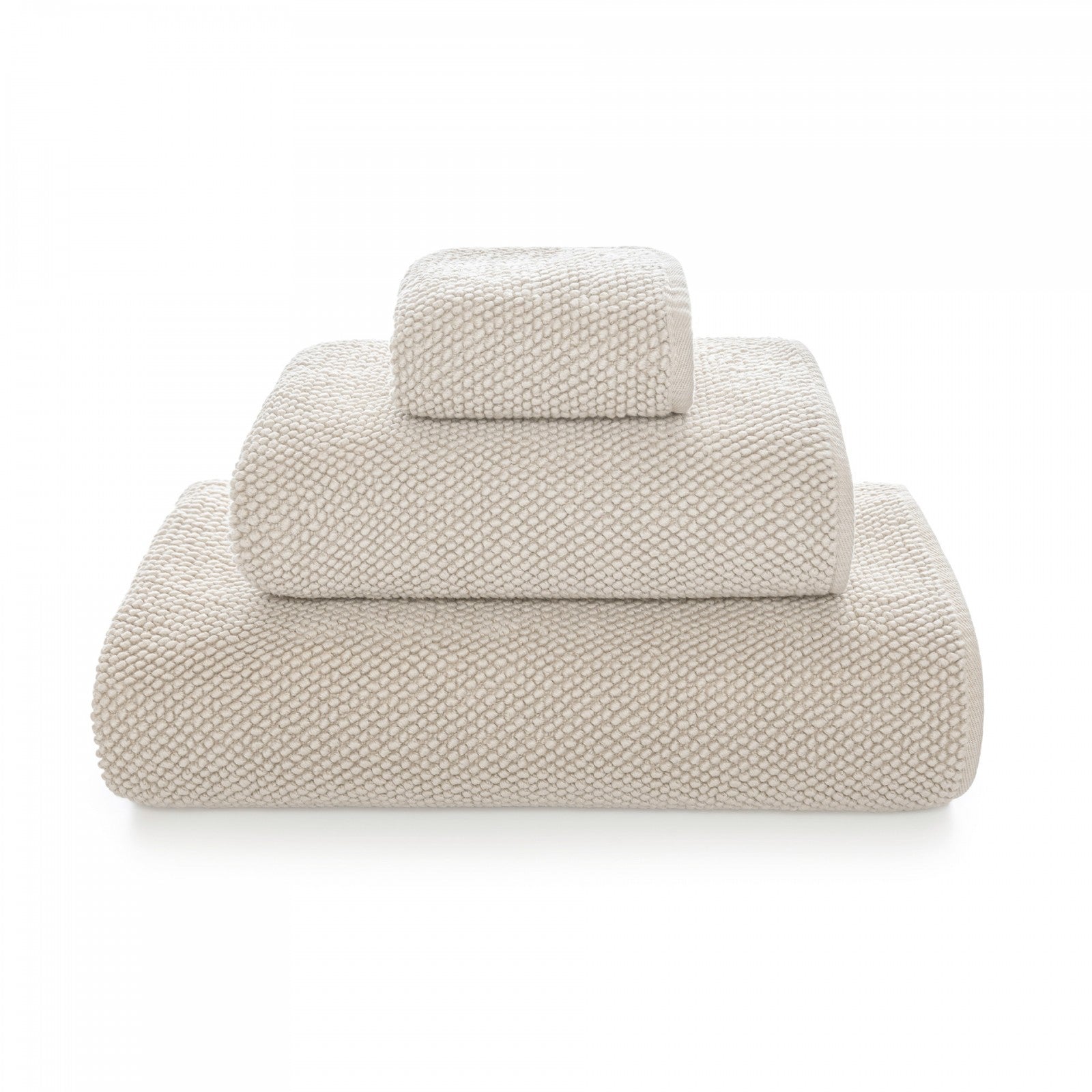 Graccioza Pearls bath towel with soft, plush fabric in a fog color, showcasing elegant texture and luxurious comfort.