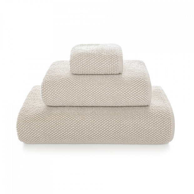 Graccioza Pearls bath towel with soft, plush fabric in a fog color, showcasing elegant texture and luxurious comfort.