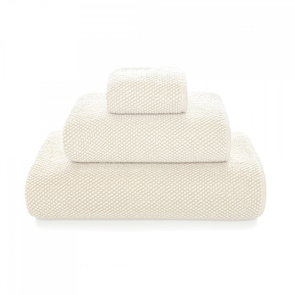 Soft Graccioza Pearls bath towel in a fog color, showing its plush texture and elegant design for luxurious bathroom comfort.