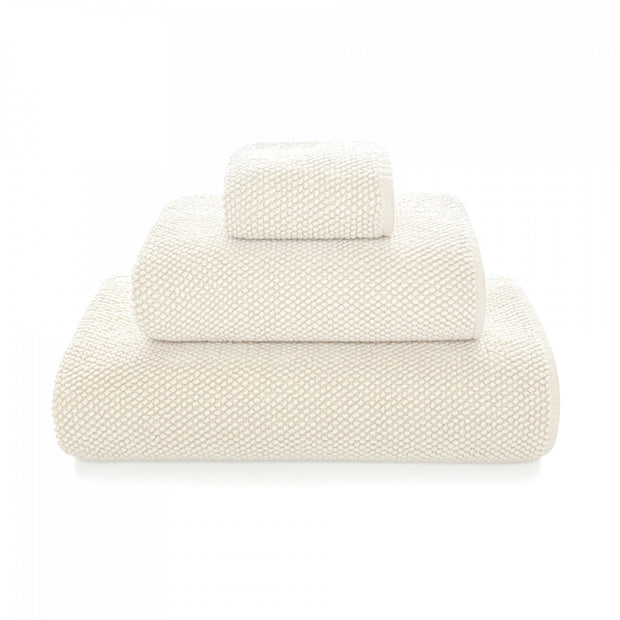Soft Graccioza Pearls bath towel in a fog color, showing its plush texture and elegant design for luxurious bathroom comfort.