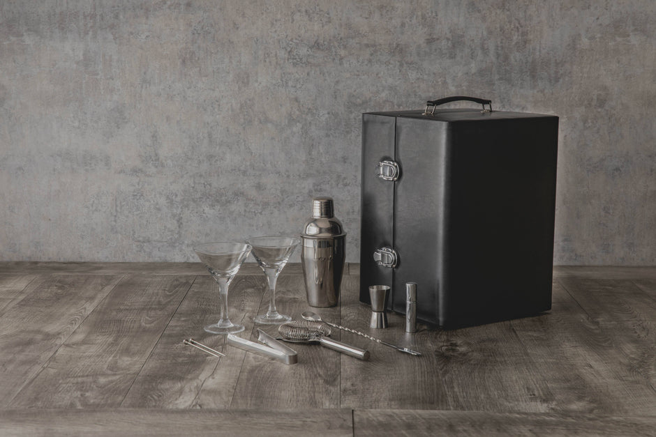 Manhattan Cocktail Case by Picnic Time Family of Brands, stylish bar accessories for storing and carrying cocktails.