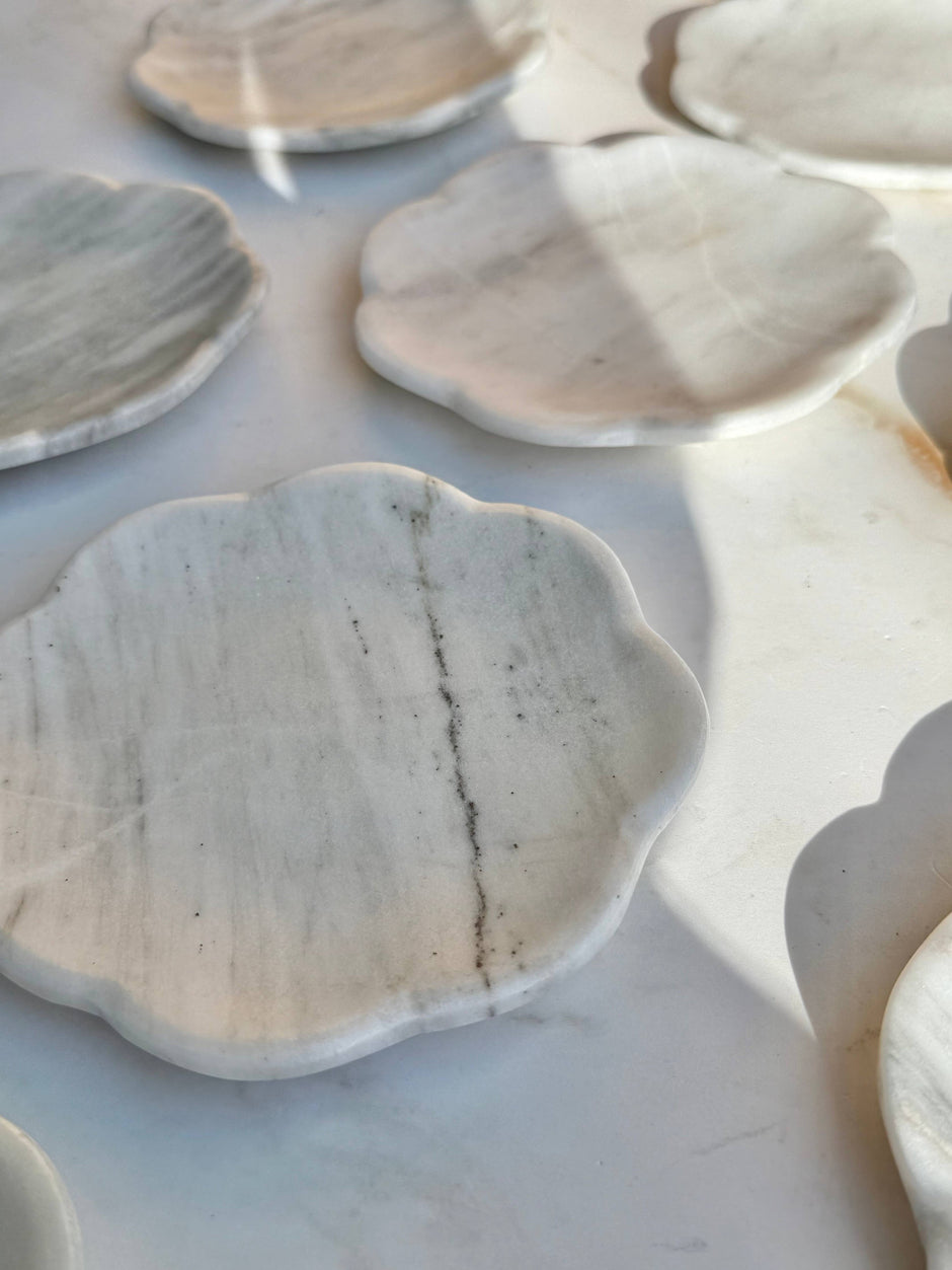 White Belle marble tray by Villa Lua Home, showcasing a sleek, elegant marble surface perfect for stylish displays.